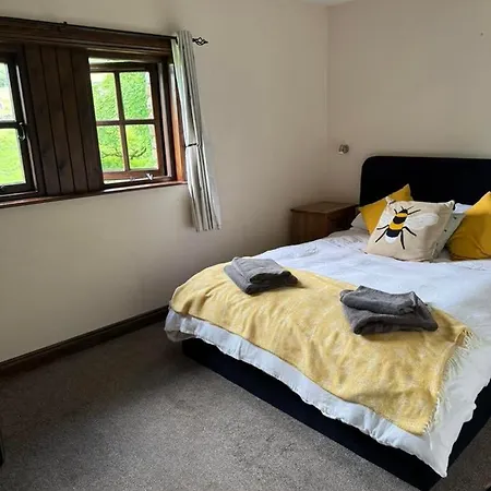 Apartment Oak Tree Nestled In The Hills Of The District And Yorkshire Dales